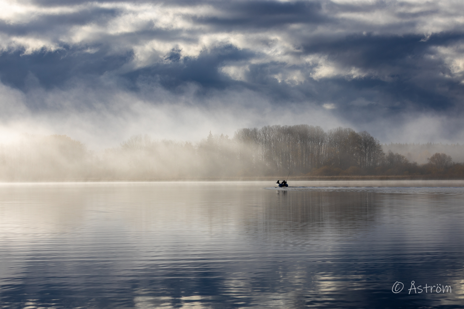 Länk till bilder från en promenad ner mot sjön 19 oktober 2025.